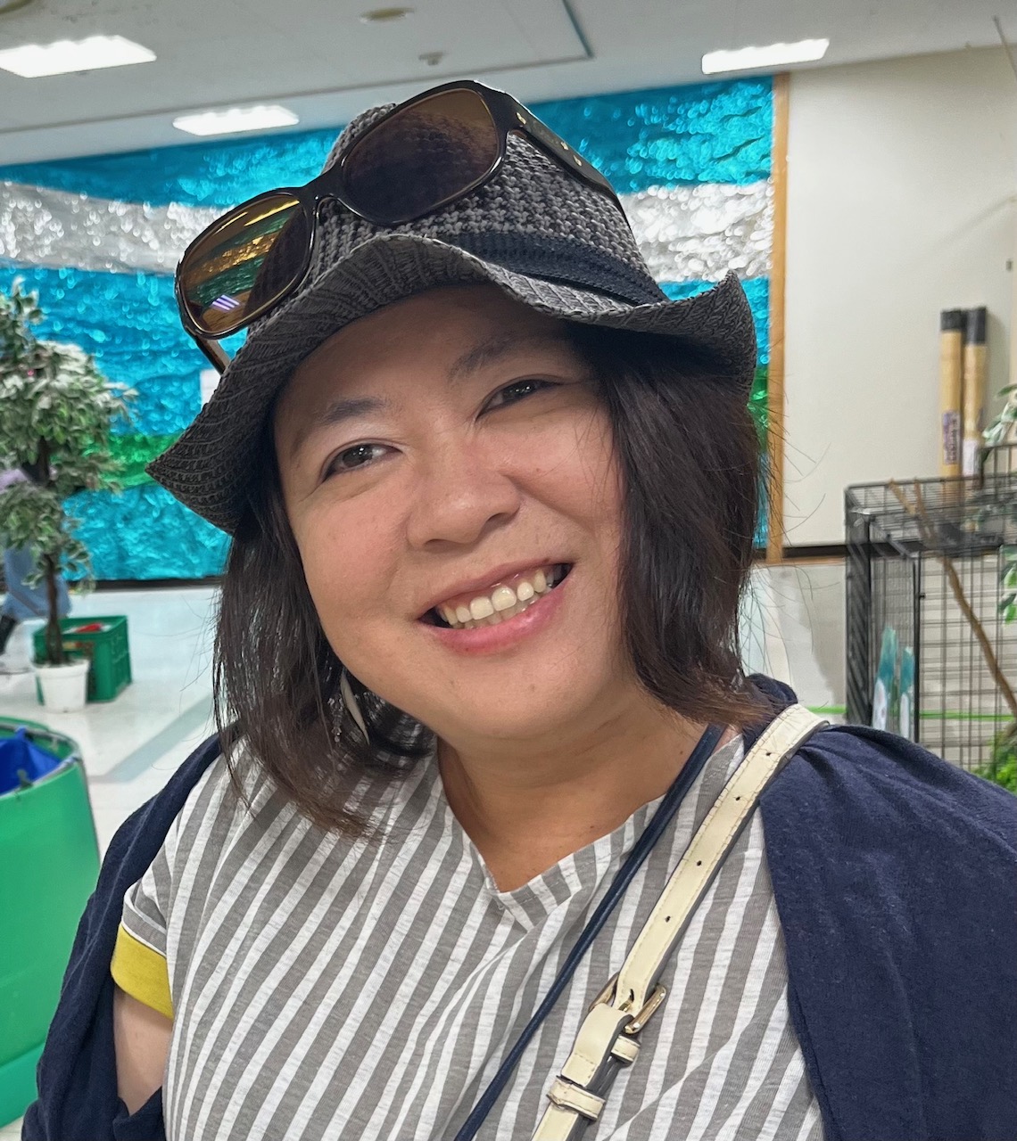 写真:笑顔で微笑む40代後半1児母
