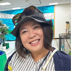 写真:笑顔で微笑む40代後半1児母